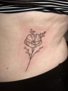 Ejemplo de tatuaje fineline en costilla