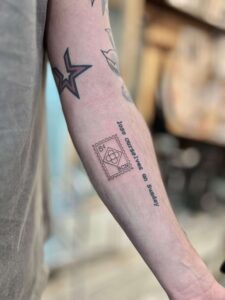 Ejemplo de tatuaje fineline en antebrazo