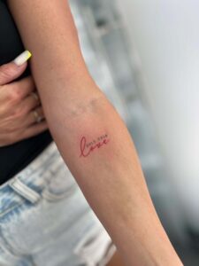 Ejemplo de tatuaje fineline en brazo
