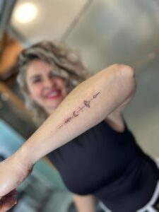 Ejemplo de tatuaje fineline en antebrazo