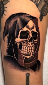 Tatuaje blackwork con dotwork de una parca en Trip N' Tattoo Barcelona
