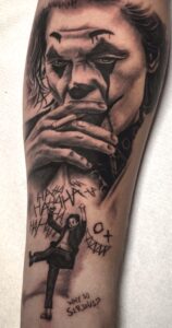 Tatuaje realista de un joker en Trip N' Tattoo Barcelona