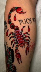 Tatuaje old school de un escorpión en Trip N' Tattoo Barcelona